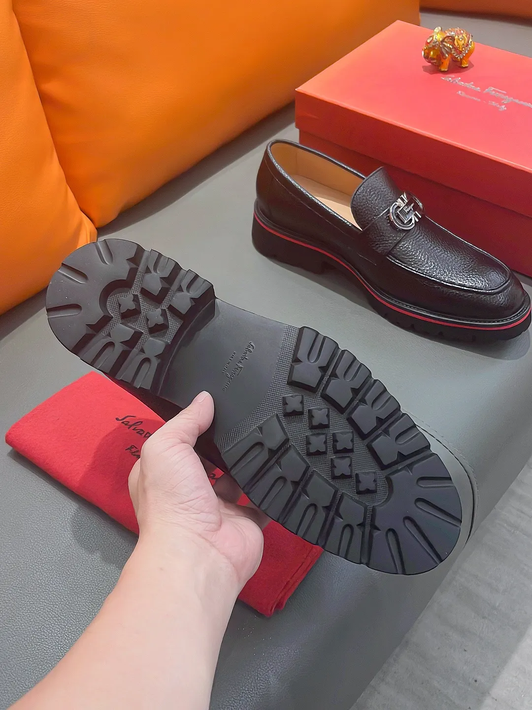 Men's shoes FERRAGAMO "Ferragamo" P540 Regular size: 39-44 (38, 45, 46, 47 customized) (suit shoes) Product materials: Selected first-layer cowhide upper, imported sheepskin lining; original outsole.